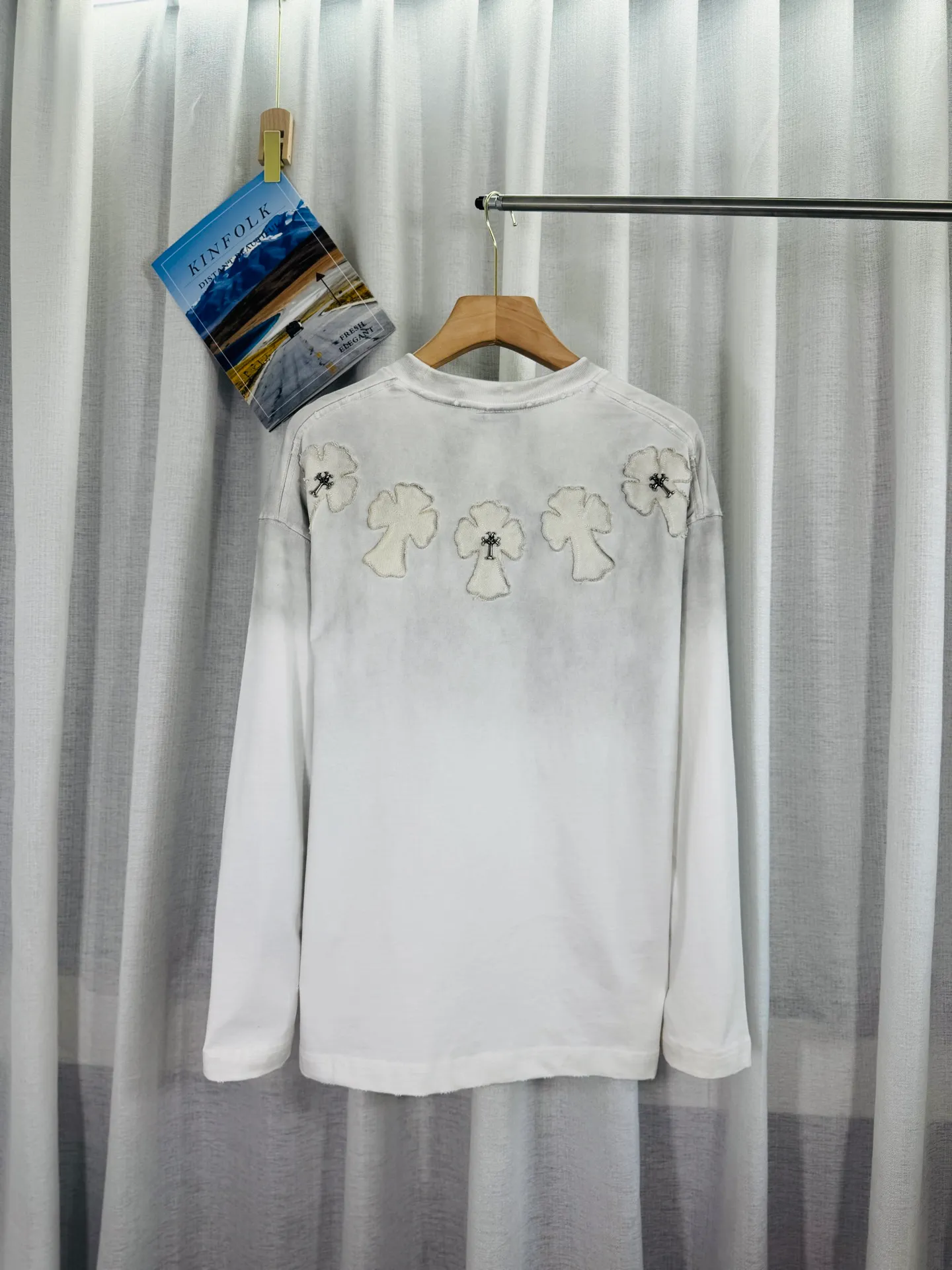 P250 top version, real shot without P, ​​different from market currency) 𝗖𝗵𝗿𝗼𝗺𝗲 𝗛𝗲𝗮𝗿𝘁𝘀/Cro Heart 2025 Autumn and Winter Horseshoe Cross Appliqué Embroidered Couple Casual Long Sleeve 👑The highest version! Customized fabric 320g fabric! Horseshoe cross patch embroidery, a best-selling model at the counter, very comfortable to wear. Accessories: original molded and authenticated collar label ➕ 100% silk wash water label. Genuine purchase-grade original hangtag➕matching hanging rope➕3D hanging beads➕original packaging bag. Craftsmanship: The original version has consistent wiring! The highest version of the armhole matching technique! Color: Black Size: S M L XL Style No.: 5172